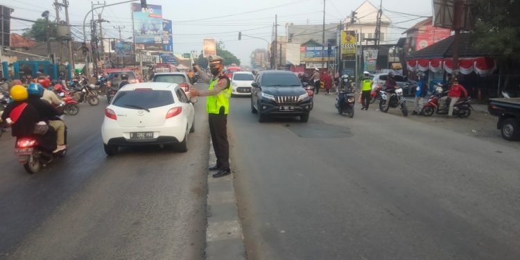 Polsek Ciruas Polres Serang Melaksanakan Pengaturan Lalin di Perempatan Lampu Merah Ciruas
