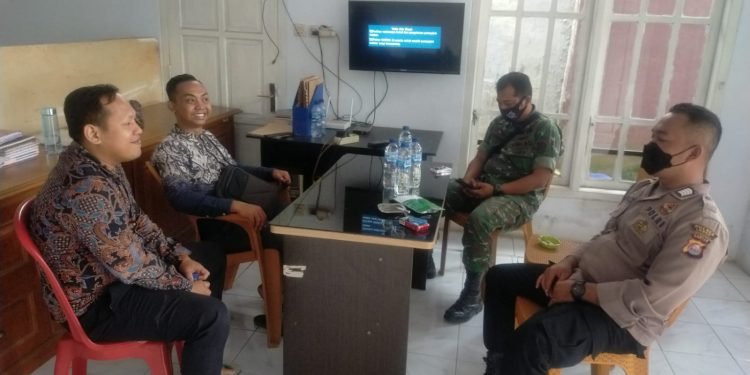 “Guyub TNI-POLRI” Bhabinkamtibmas Polsek Rangkasbitung Polres Lebak Melaksanakan Giat Sambang Bersama Babinsa Ke Wilayah Desa Aweh