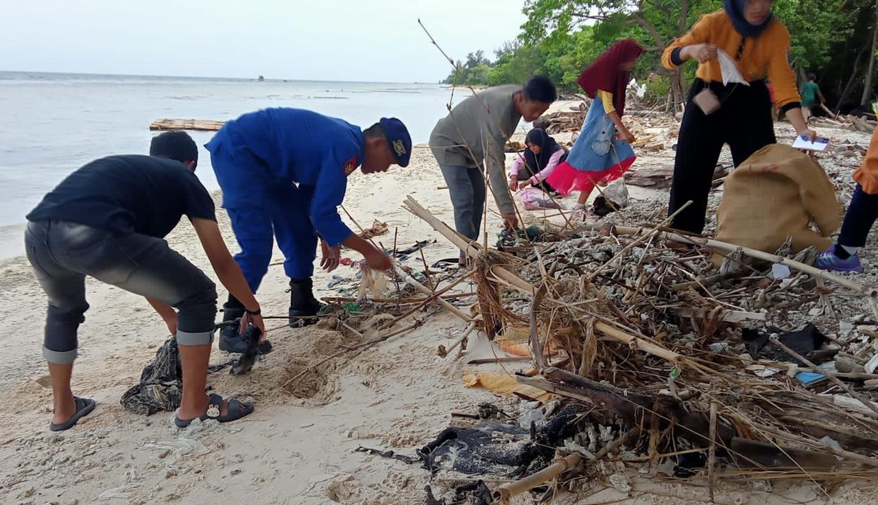 Menjaga Kelestarian Dan Kebersihan Pantai, Polmas Pulau Tunda ...