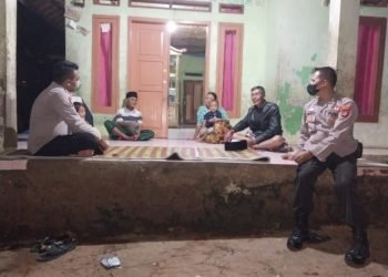 Bhabinkabtibmas Polsek Baros Polresta Serkot Sambangi Ketua RT