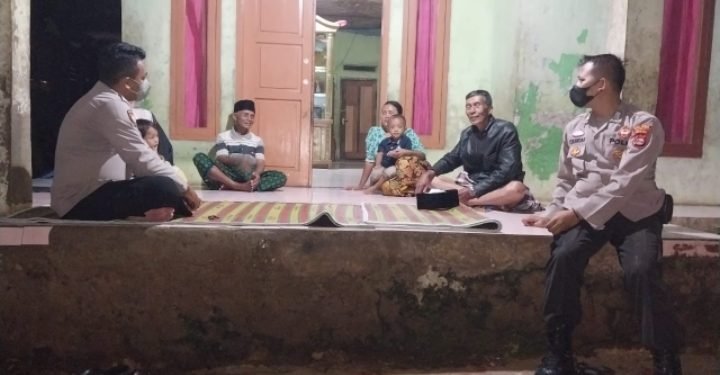 Bhabinkabtibmas Polsek Baros Polresta Serkot Sambangi Ketua RT