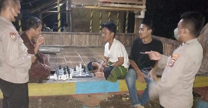 Patroli Malam, Petugas Polsek Baros Polresta Serkot Sambangi masyarakat