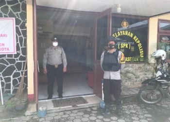 ANTISIPASI PMK JELANG IDUL ADHA POLISI PERIKSA KANDANG HEWAN TERNAK MILIK WARGA