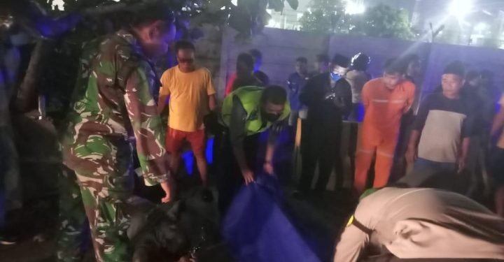 Satlantas Polres Cilegon Evakuasi Korban Laka Lantas Yang Sebabkan Satu Orang Meninggal Dunia