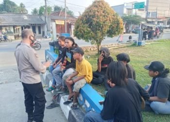 Secara Humanis, Patroli Polsek Cikande Tertibkan Keberadaan Anak Punk di SPBU Ambon – Cikande