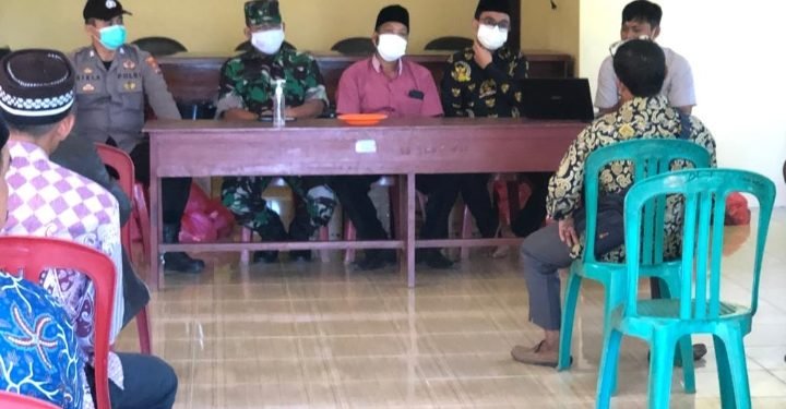 Bhabinkamtibmas Polsek Rangkasbitung Polres Lebak Melaksanakan Program Kapolda Banten “Sinergitas Tiga Pilar” Menghadiri Rapat di Desa Pasir Kupa