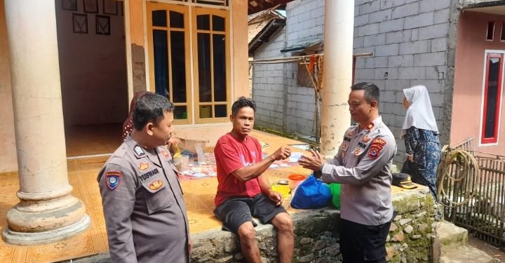 Kapolsek Cipanas Serahkan Bantuan kepada Korban Kebakaran di Desa Girilaya Kecamatan Cipanas
