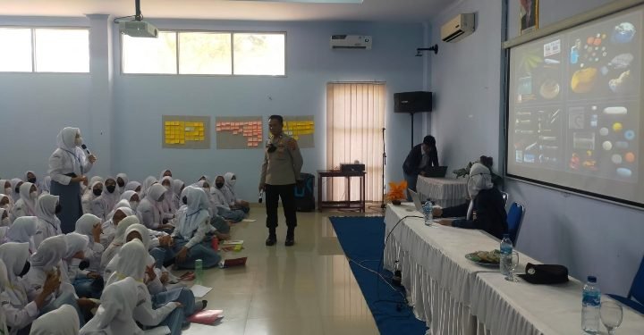 Kanit Binmas Polsek Rangkasbitung Polres Lebak Laksanakan Giat Penyuluhan Narkoba di SMA1 Rangkasbitung