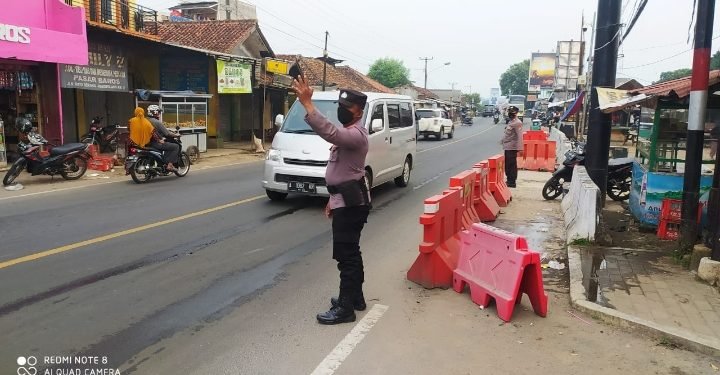 Anggota Polsek Baros melakukan Pengaturan Lalu Lintas Sore Hari Cegah Macet Dan Laka Lantas