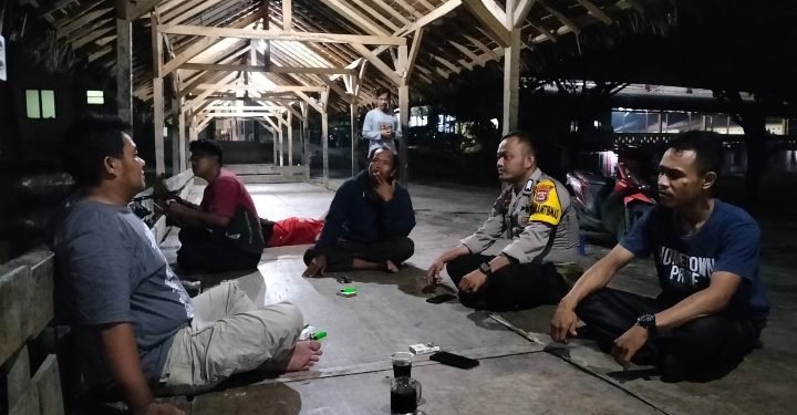 Tingkatkan Keamanan Lingkungan Polsek Cikeusal Polres Serang Ronda Siskamling Bersama Warga