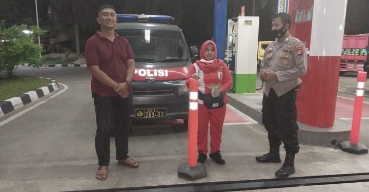 Petugas SPBU di berikan Himbauan Kamtibmas oleh Anggota Polsek Baros