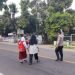 Jaga Keselamatan Kanit Binmas Polsek Bayah Polres Lebak Bantu Menyebrang Jalan Anak Sekolah