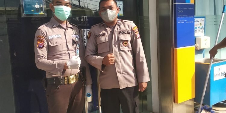 Beri Rasa Aman Kepada Pegawai Dan Nasabah Bank BJB, Anggota Polsek Baros Lakukan Pengamanan Bank BJB