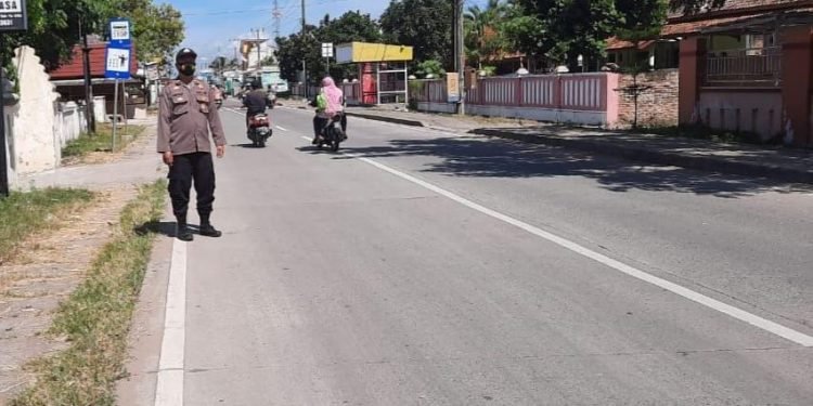 Polsek Tirtayasa Polres Serang Melaksanakan Strong Point Sore Pengaturan Lalin di depan Mako Polsek Tirtayasa