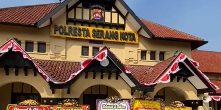 Mapolresta Serkot Di Penuhi Karangan Bunga Ucapan HUT Bhayangkara Ke-76.