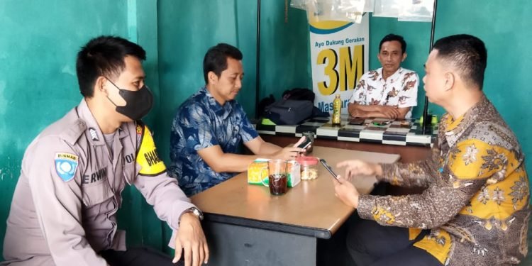 Sambangi Mantri Pasar Baros, Bhabinkamtibmas Polsek Baros Polresta Serkot Beri Himbauan Kamtibmas