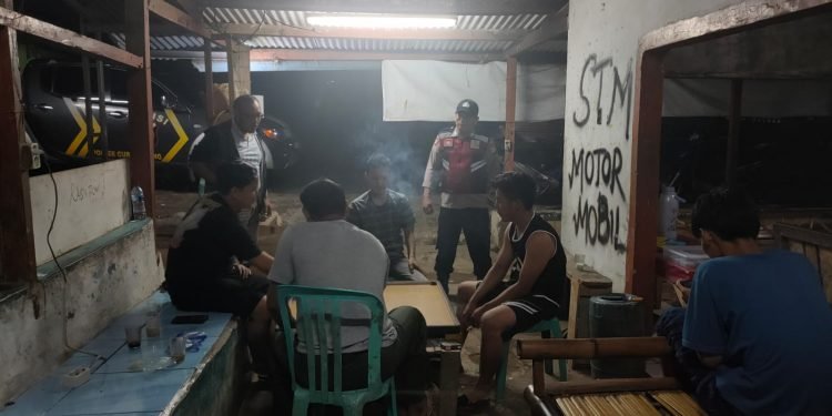 Antisipasi Gangguan Kamtibmas, Polsek Curugbitung Laksanakan Patroli Rutin Malam Hari