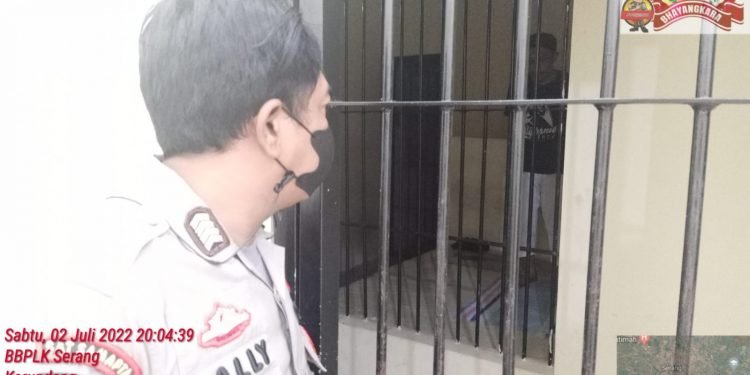 Piket Ka Spkt Cek situasi kondisi Rutan Polsek malam hari.