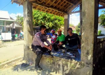 Personel Polsek Kasemen Polres Serkot, Implementasikan Program “Yuk Ngopi Wae” Bersama Warga Kampung Sadiah Kelurahan Warung Jaud.