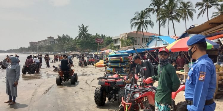 Ditpolairud Polda Banten Berikan Himbauan Protokol Kesehatan Kepada Pengunjung Pantai Anyer