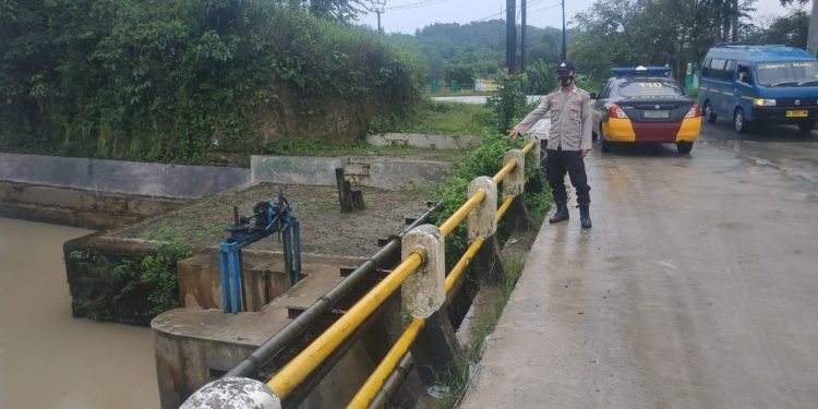 Personil Polsek Cimarga Polres Lebak Cek Debit Waspadai Bencana Banjir
