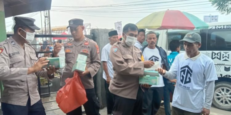 Cegah penularan virus Covid-19 Polres Serang bagikan masker kepada relawan aksi Gardu Ganjar bertempat di Aula Bahbul Kecamatan Cikande