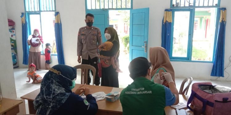 Polsek Banjarsari Melaksanakan Kegiatan Vaksin masal  Di wilayah hukumnya