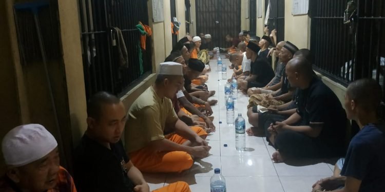 “Sat Tahti Polres Serang Berikan Pembinaan rohani bagi tahanan, Untuk Membentuk Kepribadian Yang Positif”