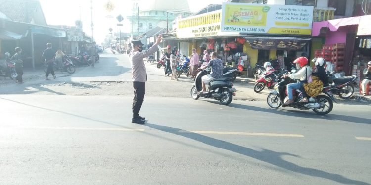 Hari Weekend, Polsek Baros Polresta Serkot Lakukan Pengaturan Lalu Lintas Jalur Wisata Serang-Pandeglang