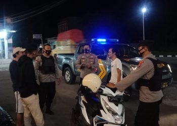 Anggota Polsek Baros Polresta Serkot Menghimbau Kepada Pengendara Sepeda Motor Menggunakan Helm