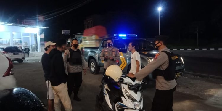 Anggota Polsek Baros Polresta Serkot Menghimbau Kepada Pengendara Sepeda Motor Menggunakan Helm