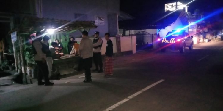 Bhabinkamtibmas Polsek Baros Polresta Serkot Sambangi Pos Kamling Beri Himbauan Kamtibmas
