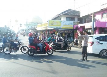 Hari Weekend, Polsek Baros Polresta Serkot Lakukan Pengaturan Lalu Lintas Jalur Wisata Serang-Pandeglang