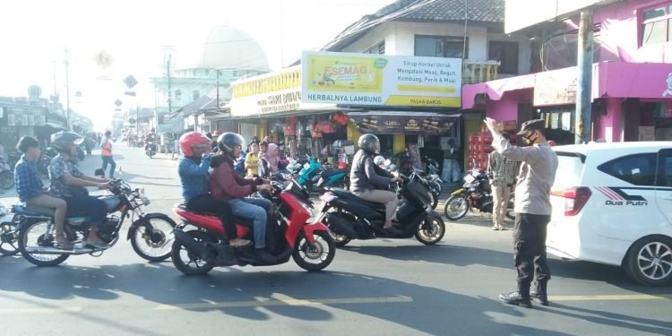 Hari Weekend, Polsek Baros Polresta Serkot Lakukan Pengaturan Lalu Lintas Jalur Wisata Serang-Pandeglang