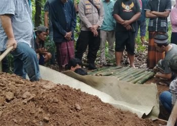 Kapolsek Petir Polres Serang dan Anggota Mengikuti Proses Sholat Jenajah dan Pemakaman Korban Pembuhuhan Kp. Pabuaran Dua Rt.010/002 Desa Malanggah