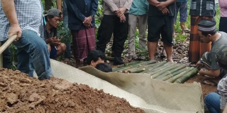Kapolsek Petir Polres Serang dan Anggota Mengikuti Proses Sholat Jenajah dan Pemakaman Korban Pembuhuhan Kp. Pabuaran Dua Rt.010/002 Desa Malanggah