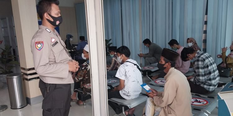 Himbauan Mematuhi Prokes Menggunakan Masker kepada Nasabah Bank Bjb