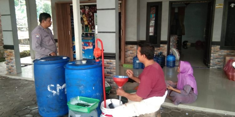 Personil Bhabinkamtibmas Kel.Tegalbunder  selalu Memantau perkembangan Harga Minyak Goreng curah di desa binaanya