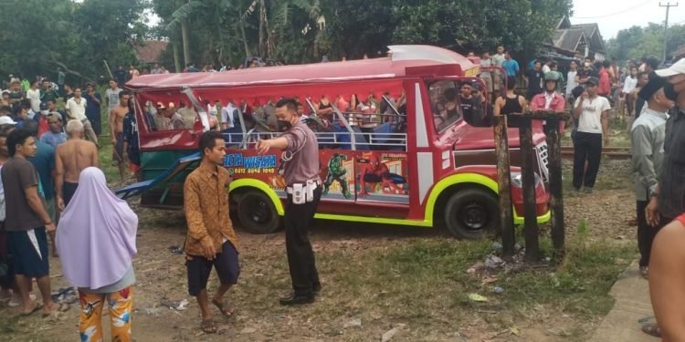 Satlantas Polres Serang Evakuasi Odong-Odong yang Tertabrak Kereta