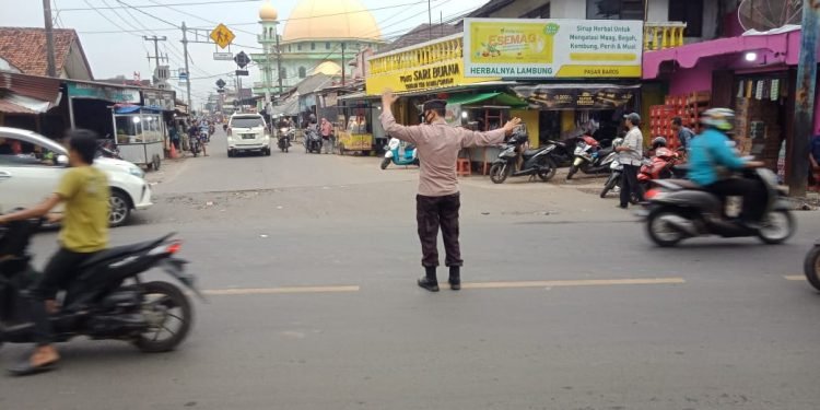 Anggota Polsek Baros melakukan Pengaturan Lalu Lintas Sore Hari Cegah Macet Dan Laka Lantas