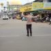 Anggota Polsek Baros melakukan Pengaturan Lalu Lintas Sore Hari Cegah Macet Dan Laka Lantas