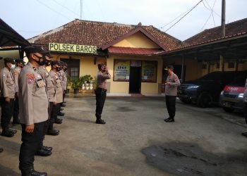 Kapolresta Serkot Pimpin Apel Di Polsek Baros Dan Memberikan KTA Polresta Serkot Kepada Polsek Baros