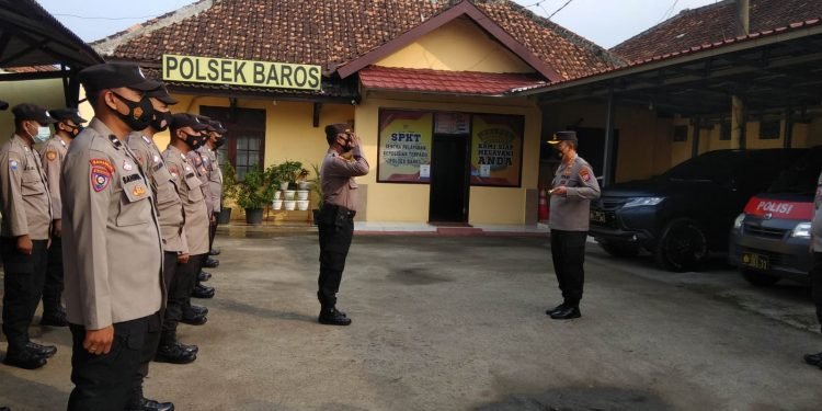 Kapolresta Serkot Pimpin Apel Di Polsek Baros Dan Memberikan KTA Polresta Serkot Kepada Polsek Baros