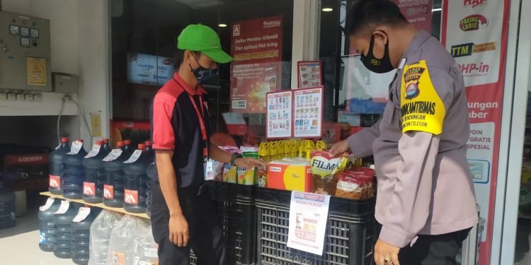 Bhabinkamtibmas Polsek Cilegon Bergerak ke agen dan pasar kelapa Monitoring Harga dan Stok Minyak Goreng