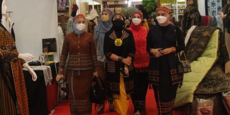 Ibu Ketua Bhayangkari Daerah Banten Ikuti Berbagi Cinta Bersama Yayasan Kemala Bhayangkari