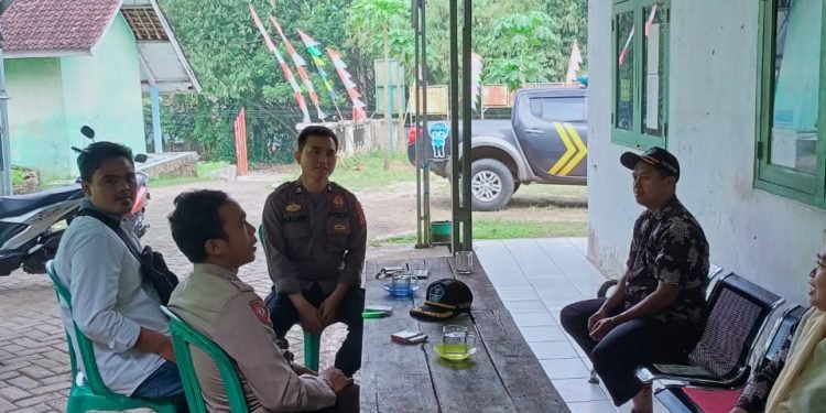 Bhabinkamtibmas Polsek Cikulur Polres Lebak sambang warga Desa binaan