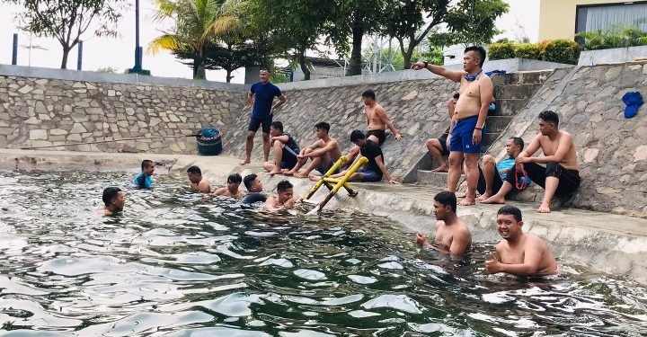 Kabagbinopsnal Ditpolairud Giat Laksanakan Berenang Tingkatkan Kemampuan Personil Polairud
