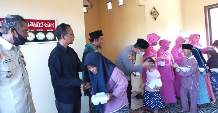 Kapolsek Malingping Polres Lebak dan Ketua Bhayangkari Ranting Malingping santunan Anak Yatim