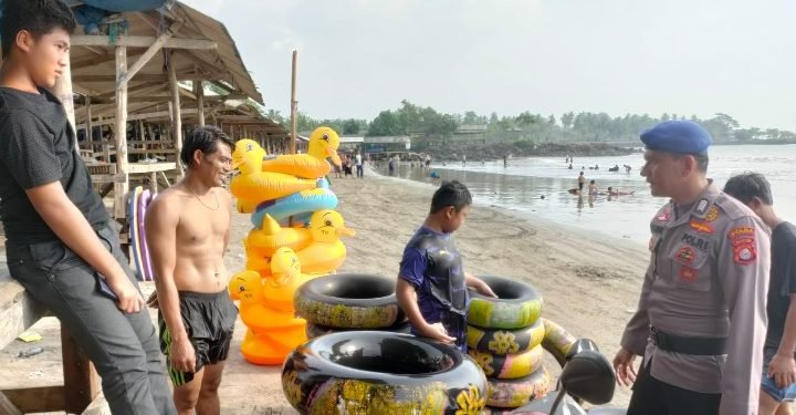 Pastikan Aman, Banit Binmasair dan Potdirga/ Polmas Anyer Patroli Sambangi Pantai Wisata Anyar