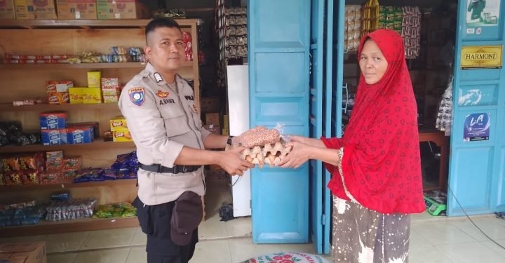 Bhabinkamtibmas Polsek Curugbitung Polres Lebak Melaksanakan Pengamanan Penyaluran BPNT di Desa Curugbitung